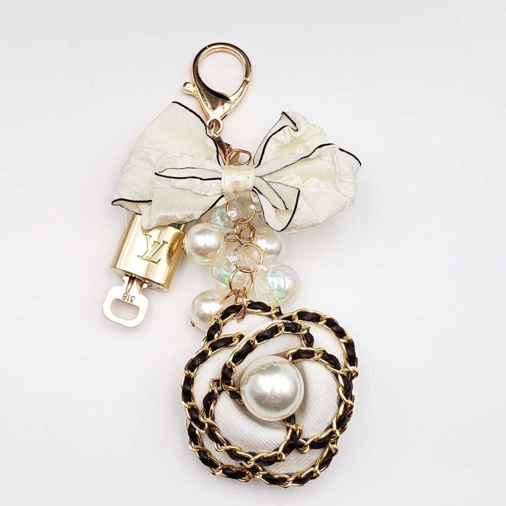 LV Gold Padlock Authentic 🔑 Luxury Bag Charm w/ Unbranded Flower Keychain - Picture 12 of 15